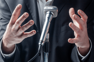 A linguagem corporal fortalece a oratória, transmitindo segurança e credibilidade ao público, explica Bruno Garcia Redondo.
