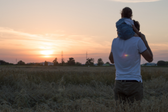 Hebron Costa Cruz de Oliveira destaca a paternidade ativa como um ato de amor e compromisso com o desenvolvimento emocional dos filhos.