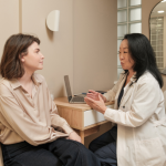 Vinicius Tadeu Sattin Rodrigues analisa por que o rastreamento mamográfico falha no Brasil e quais fatores comprometem a prevenção.