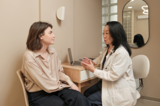 Vinicius Tadeu Sattin Rodrigues analisa por que o rastreamento mamográfico falha no Brasil e quais fatores comprometem a prevenção.