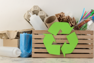 A reciclagem de embalagens de plástico corrugado, segundo Elias Assum Sabbag Junior, impulsiona a eficiência industrial de forma sustentável.