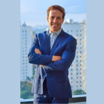 Explore como Ian dos Anjos Cunha analisa o biohacking e os limites da tecnologia na otimização do corpo humano.