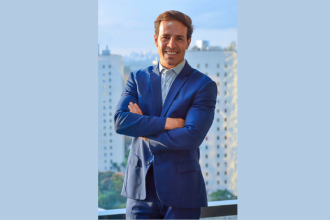 Explore como Ian dos Anjos Cunha analisa o biohacking e os limites da tecnologia na otimização do corpo humano.