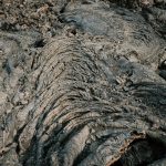 Detalhe de padrões de lava resfriada em uma paisagem vulcânica de Kamchatka.