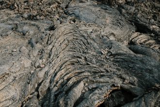 Detalhe de padrões de lava resfriada em uma paisagem vulcânica de Kamchatka.