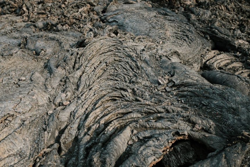 Detalhe de padrões de lava resfriada em uma paisagem vulcânica de Kamchatka.