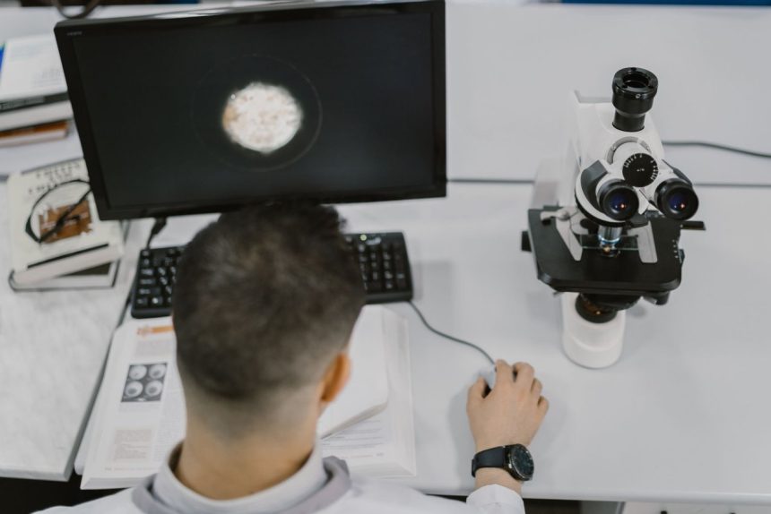 Cientista trabalha com um microscópio em um laboratório moderno.
